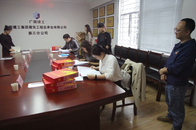 1679965673892436.jpg 检查资料现场。梁红玉 摄(修图).jpg