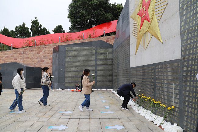 1680482953119886.jpg 献花。张钊林 摄(修图) (2).jpg