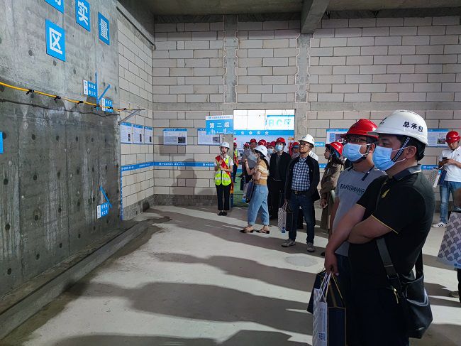 1684141159131031.jpg 公司员工观摩。覃桂整 摄(修图).jpg