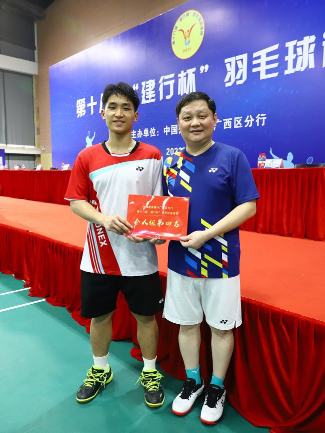 1684727131651888.jpg 黄鑫与集团公司副总经理赖榆合影留念0.jpg