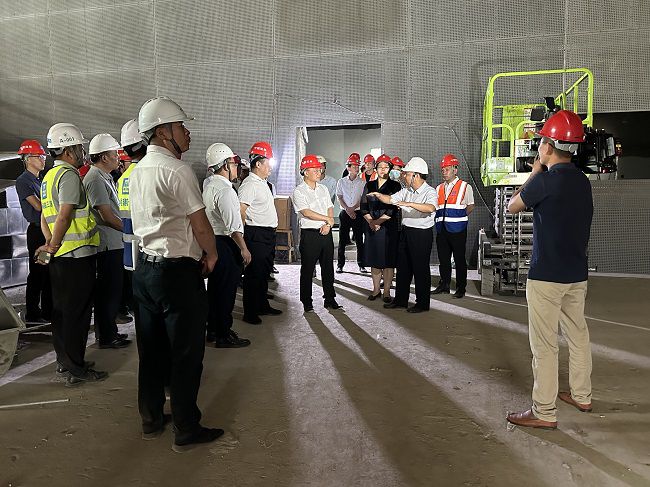 1685063702212146.jpg 听取项目情况汇报(修图).jpg