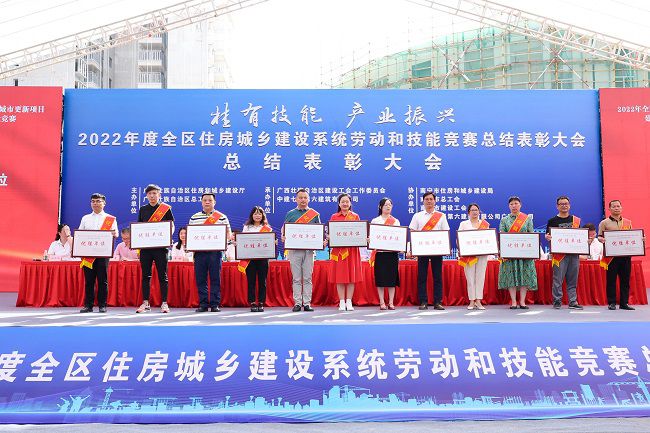 1685924183565781.jpg 三分公司党支部书记、副总经理李振枢(左三)上台领取“优胜单位”奖.jpg