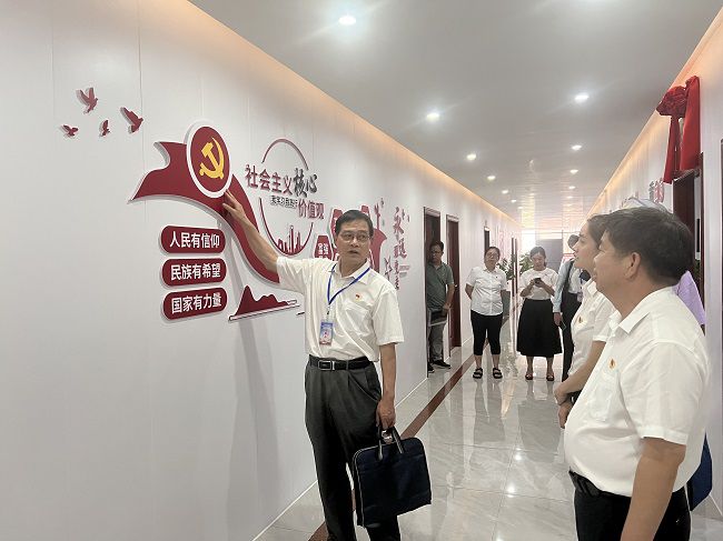 1685925033684592.jpg 参观党建文化长廊。卢丽君 摄(修图).jpg