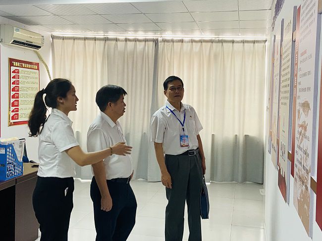 1685925040103590.jpg 参观党员活动室。卢丽君 摄(修图).jpg