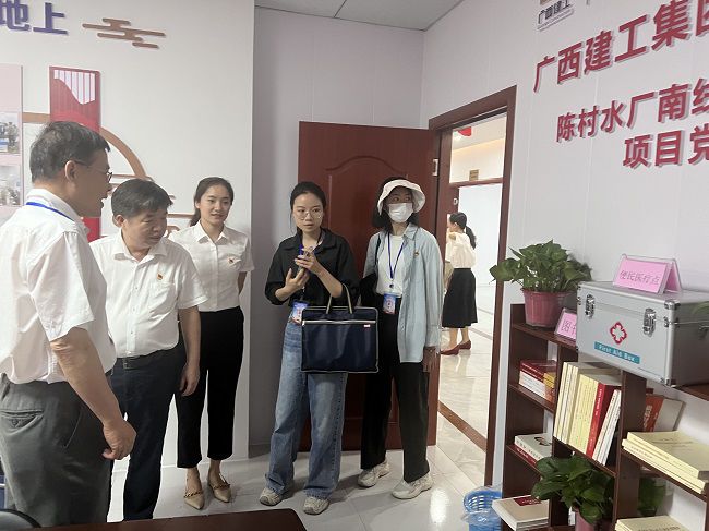 1685925066137439.jpg 查看党建设施配备情况。卢丽君 摄(修图).jpg