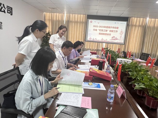 1685925076109980.jpg 查看党建资料。卢丽君 摄(修图).jpg