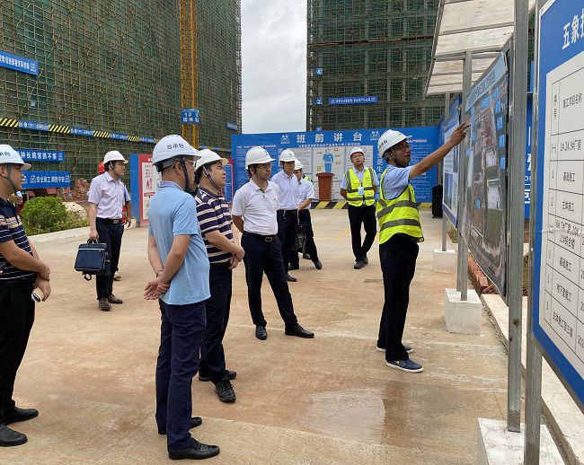 1686269077104653.jpg 听取项目情况汇报(修图).jpg