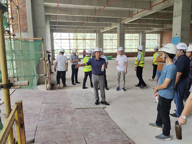 曾劲松做讲解和要求。黄宝生 摄（修图）.jpg