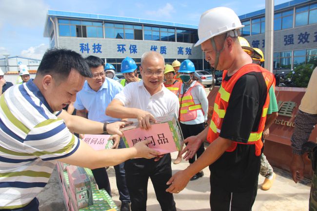 发放慰问品。梁红玉 摄（修图）.jpg