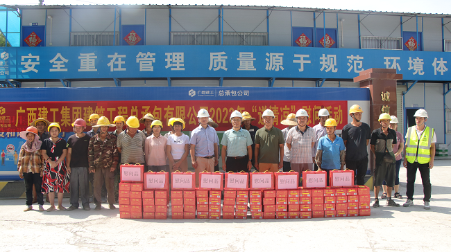 送清凉现场。蔡怡灵 摄（修图）.png