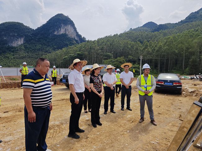 1695005597370073.jpg 听项目现场进度汇报。江家兵摄(修图).jpg