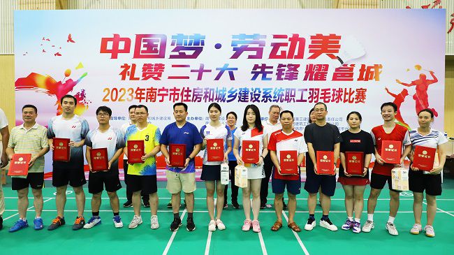 1695006668951863.jpg 公司获优秀组织奖,李天阳代表公司上台领奖。.jpg