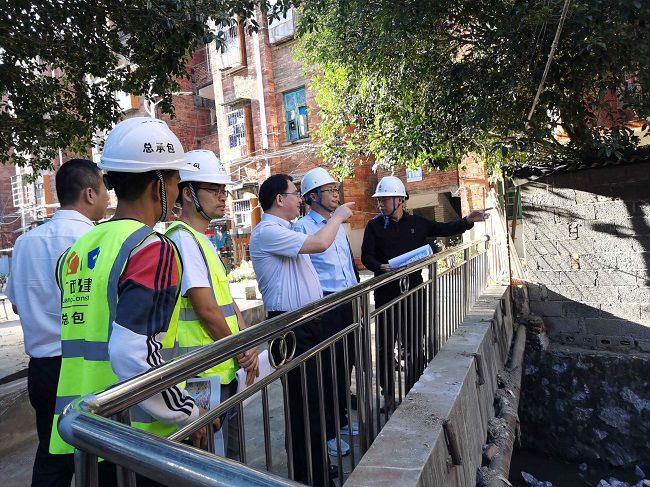 1700526209438278.jpg 陆副市长到项目查看施工情况(修图).jpg