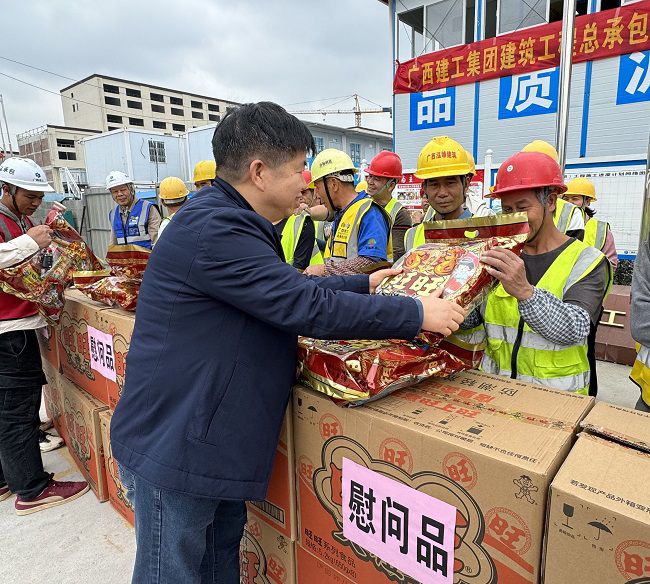 1705624348110806.jpg 发放慰问品。韦艳雷 摄(修图).jpg