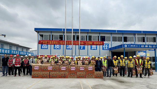 1705624363305611.jpg “送温暖”慰问活动合影。韦艳雷 摄(修图).jpg