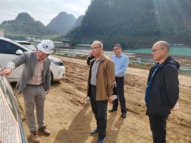 陆烜在安东乡项目现场听取汇报。（修图）.jpg