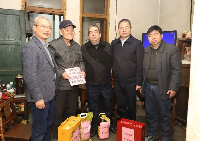 1706749733509281.jpg 慰问合影(修图).jpg