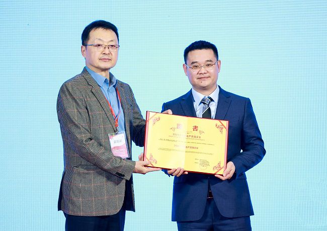 劳宇代表兴鸿建投公司上台领取证书 修图.jpg