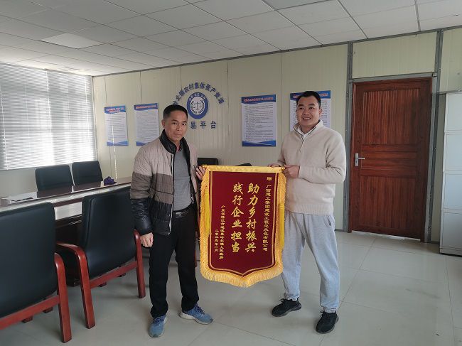 1737361623136346.jpg 项目经理(右)接收锦旗(修图).jpg