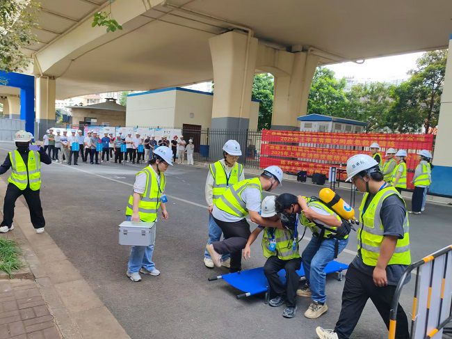 1750813189964342.jpg 有限空间救援。陆振官 摄(修图).jpg