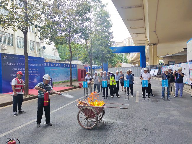 1750813223388060.jpg 梅锦辉示范灭火器操作。黄宝生 摄(修图).jpg