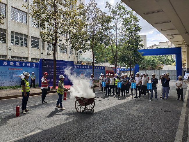 1750813231106559.jpg 扑灭火灾。黄宝生 摄(修图).jpg