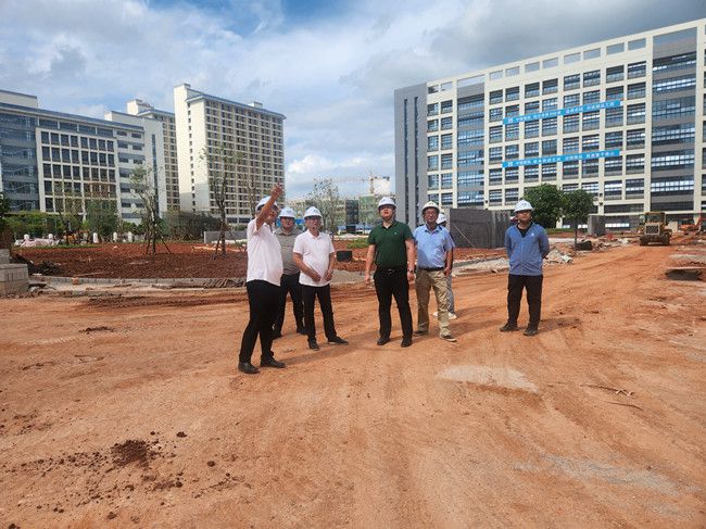 1751353777372655.jpg 黎双荣在项目现场。(修图).jpg