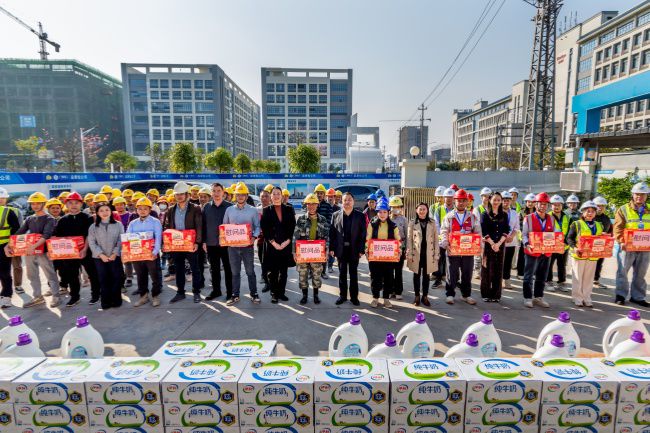 1768966252916835.jpg 送温暖大合影。郭奎君摄(修图).jpg